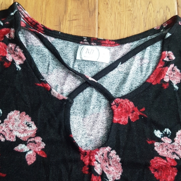Maurices Long Sleeve Keyhole Floral Top Size XL - Picture 5 of 9